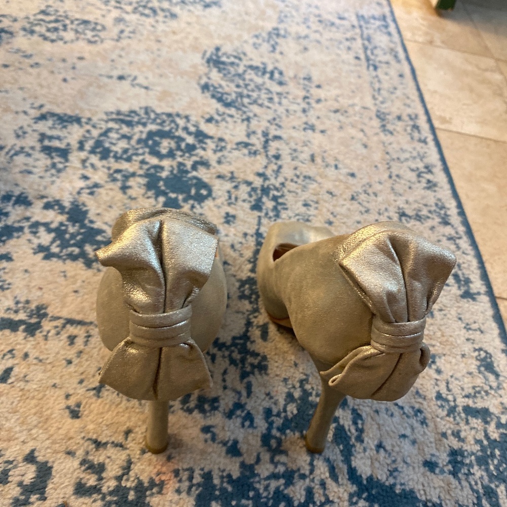 Badgley Misckha gold peel toe bow heels EUC